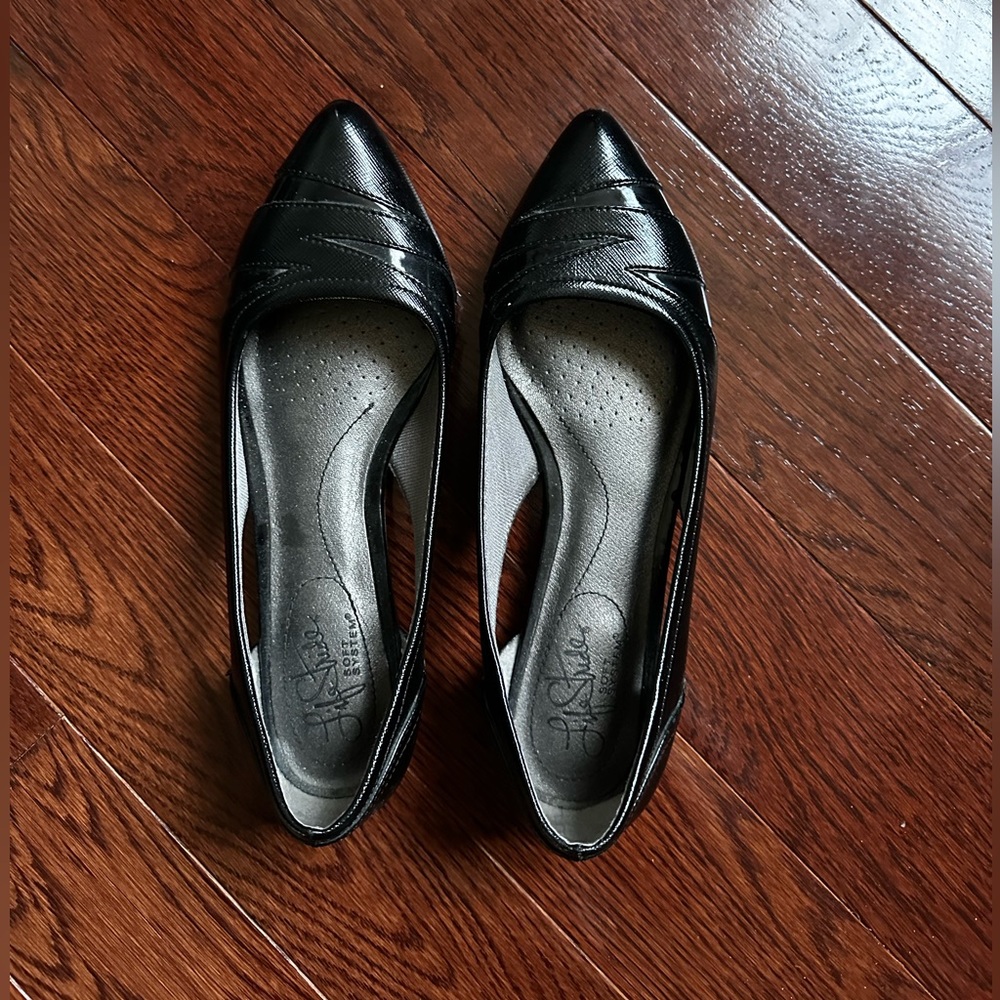 Pointy flat shoes